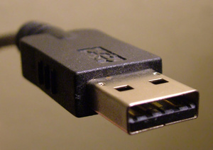 Tämän takia alkuperäinen USB-johto sopi vain yhdessä asennossa